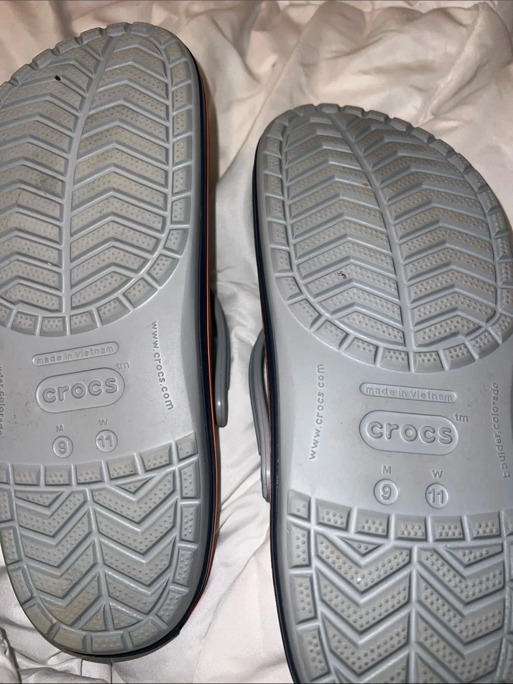 Crocs Crocband Unisex-Clogs in the light grey/navy/orange colorway. (11016-01U.)